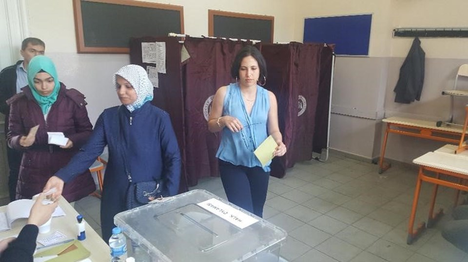 Zehra Çilingiroğlu oy zarfını sandığa atmayı unuttu - 1