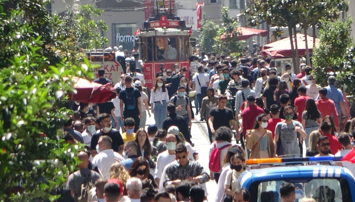 Taksim'de dikkat çeken kalabalık