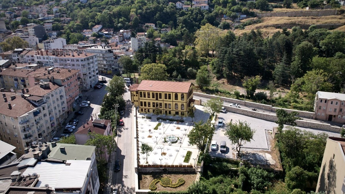 Yazar Alev Alatlı'nın adı tarihi binada yaşatılıyor