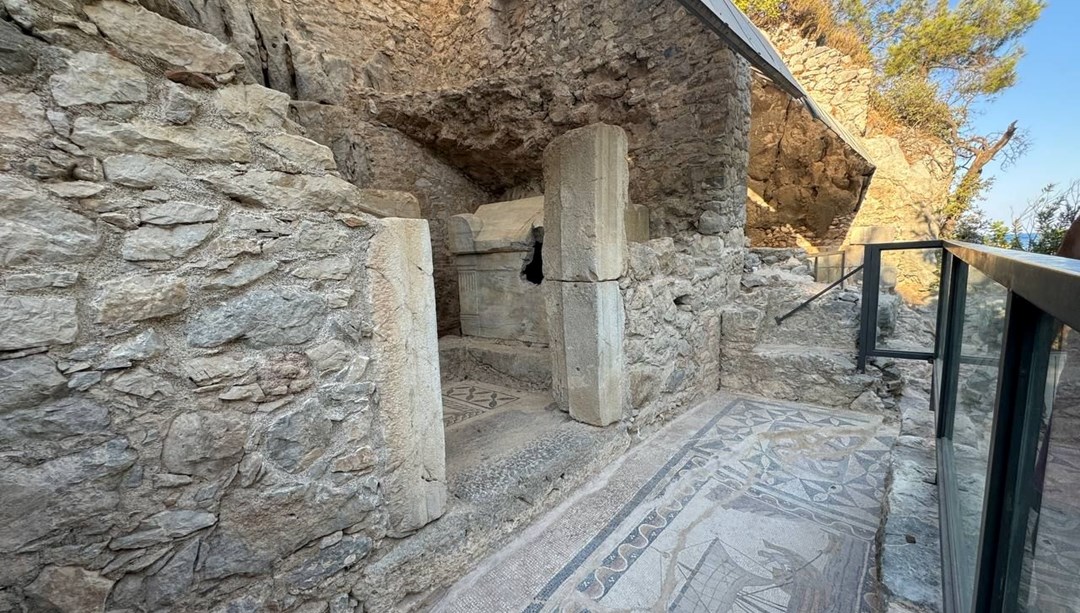 Olympos Antik Kenti tarihi kalıntılarıyla turistlerin gözdesi oldu