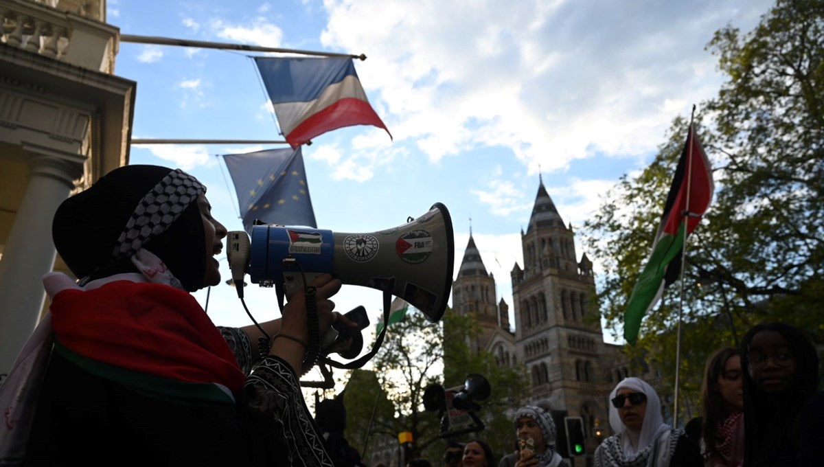 Fransa'nın Filistin asıllı İngiliz cerrahın ülkeye sokmaması Londra'da protesto edildi