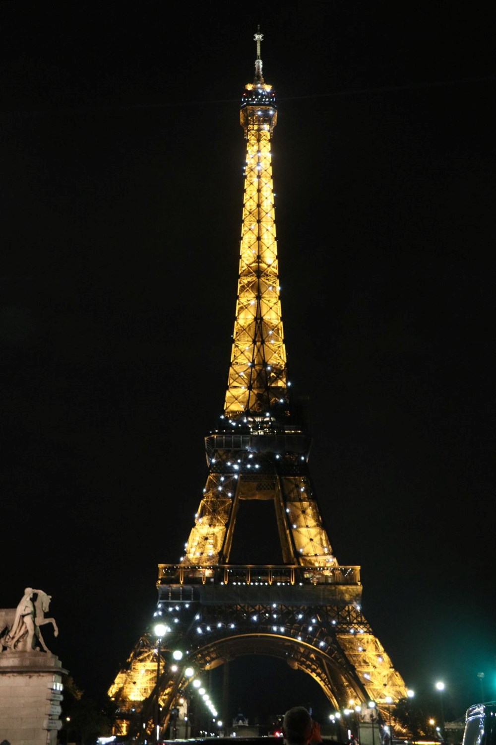 Paris'in sembolü Eyfel Kulesi enerji tasarrufu için erken karartıldı - 8