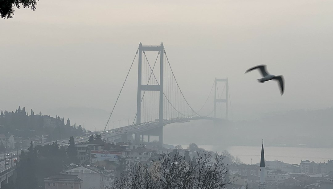 İstanbul'da yoğun sis: Boğaz'da gemi trafiği durduruldu