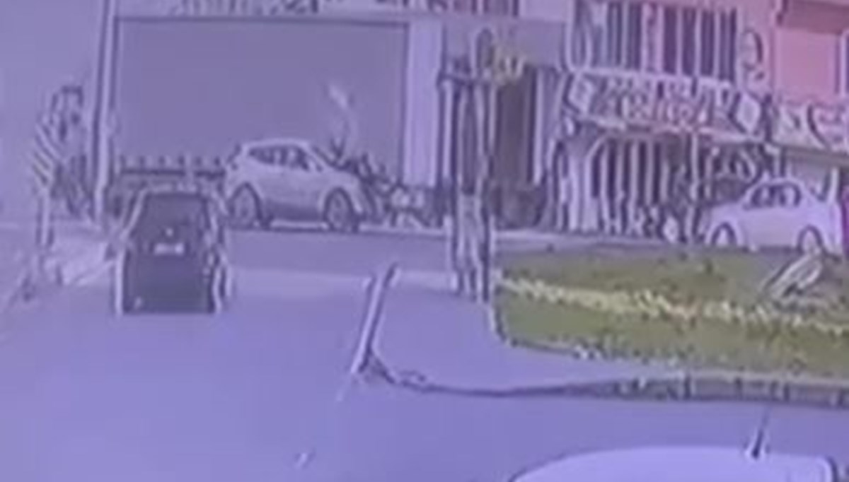 Yaya geçidinden geçen kadına otomobil çarptı: 1 ağır yaralı Yaya geçidinden geçen kadına otomobil çarptı: 1 ağır yaralı