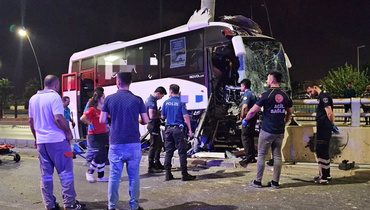 Havalimanına yolcu taşıyan midibüs, direğe çarptı: 5 yaralı Havalimanına yolcu taşıyan midibüs, direğe çarptı: 5 yaralı