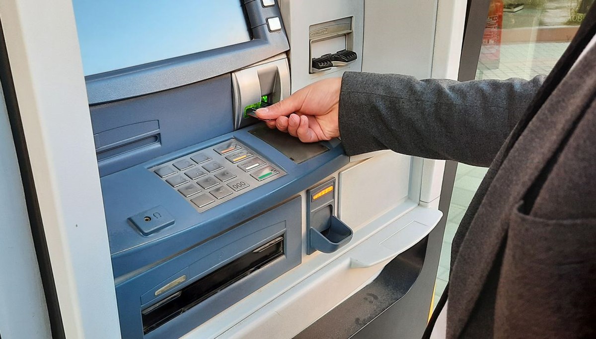 ATM'den para çekerken dikkat! Kaşla göz arasında kartları çalıyorlar