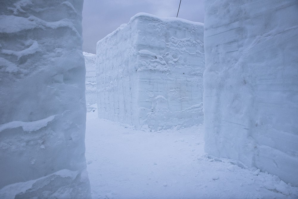 Посмотри ка на этот ледовый лабиринт. Ледяной Лабиринт. Ледяной Лабиринт Нижний Новгород. Ледяной Лабиринт арт. Лабиринт из льда.