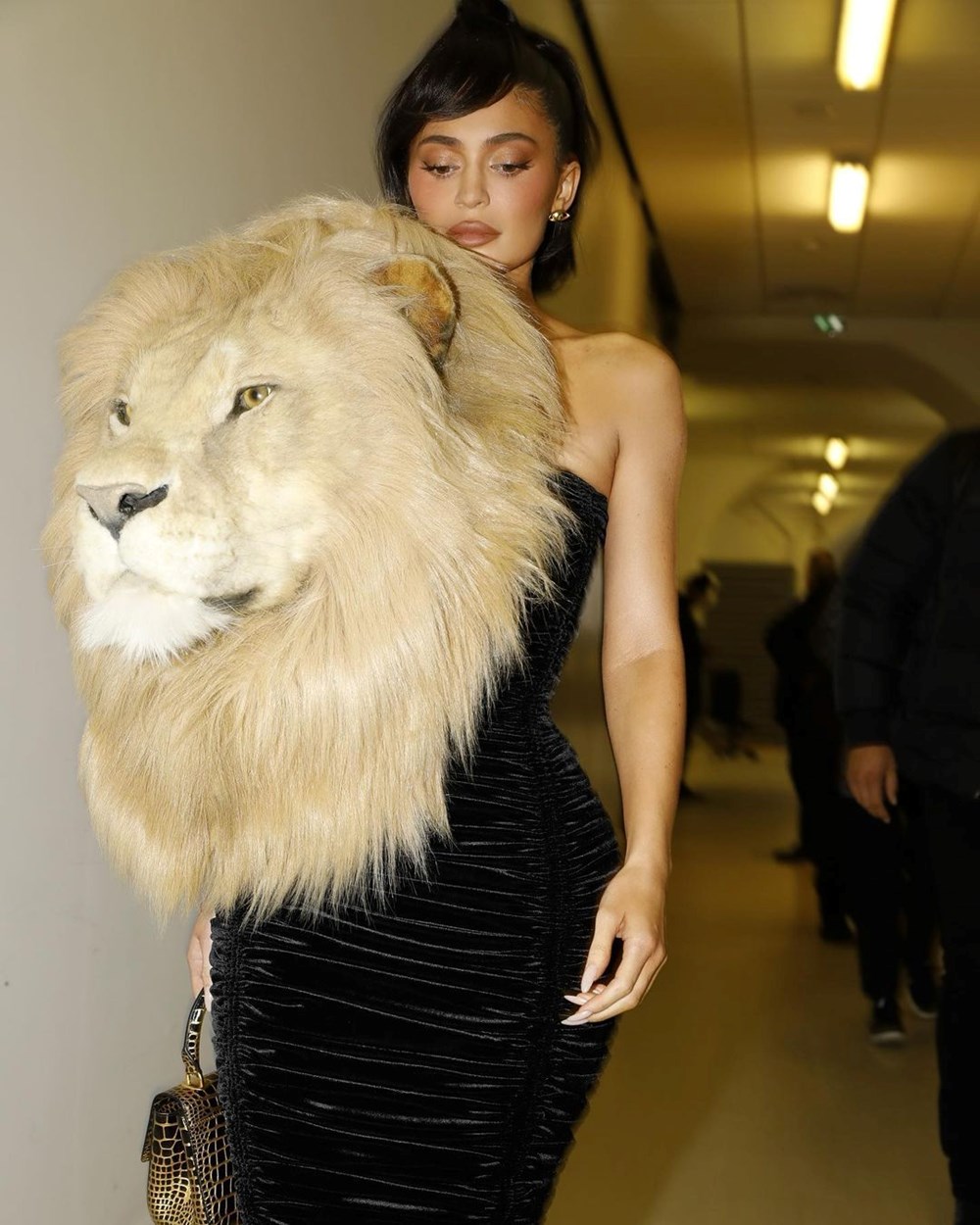 Paris Moda Haftası'na Kylie Jenner'ın 'aslan başlı' elbisesi damga vurdu - 5