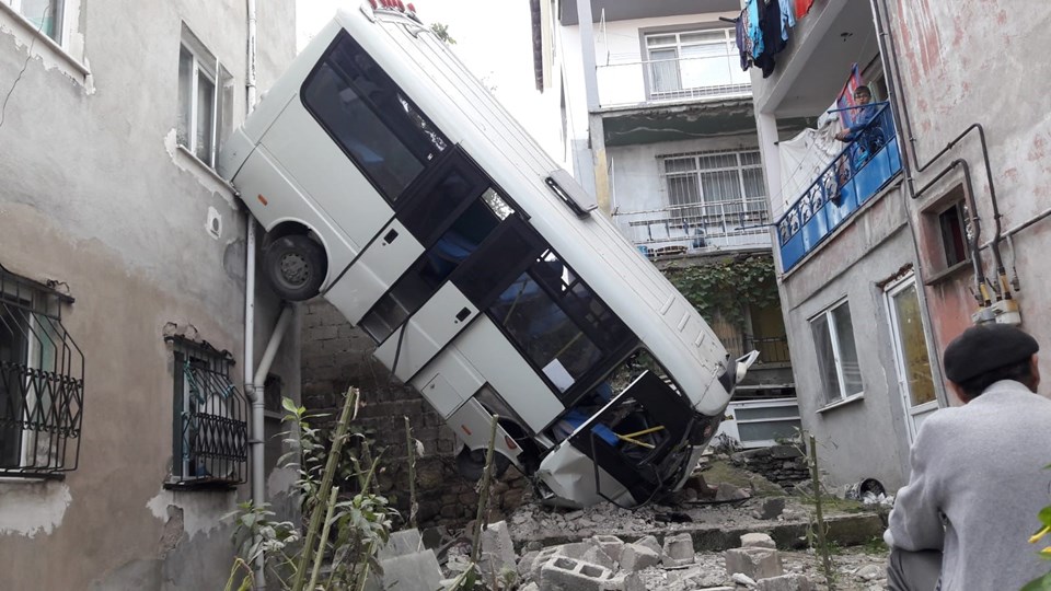 Kocaeli'de minibüs devrildi: 20 yaralı - 1