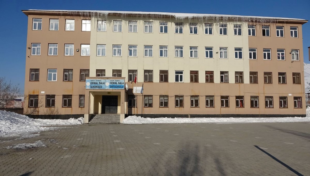Hakkari'de 3 okula deprem riski nedeniyle tahliye Hakkari'de 3 okula deprem riski nedeniyle tahliye