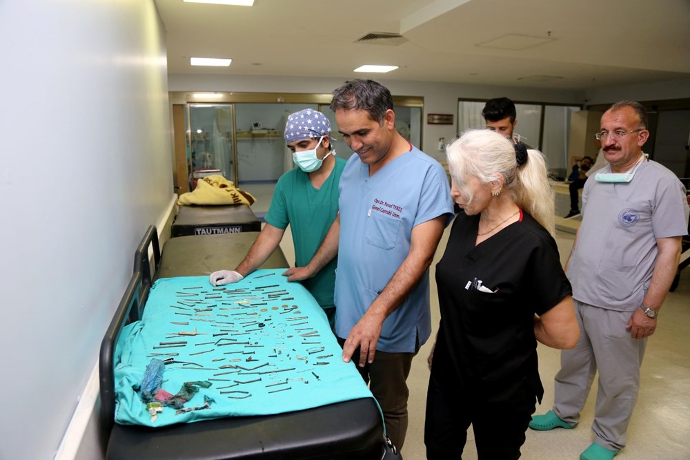Van'da kadın hastanın midesinden 158 yabancı cisim çıkarıldı - 4