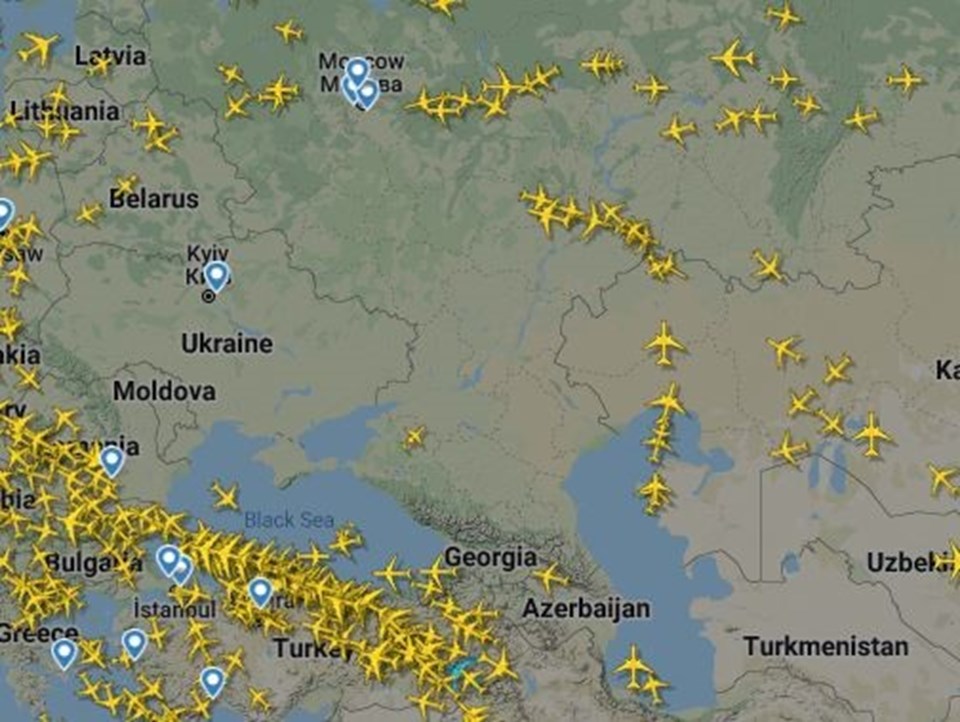 Uçuş izleme sitesi FlightRadar24'ten alınan ekran görüntüsü Ukrayna çevresinde yön değiştiren uçakları gösteriyor. Türkiye hava sahasındaki yoğunluk dikkat çekiyor.