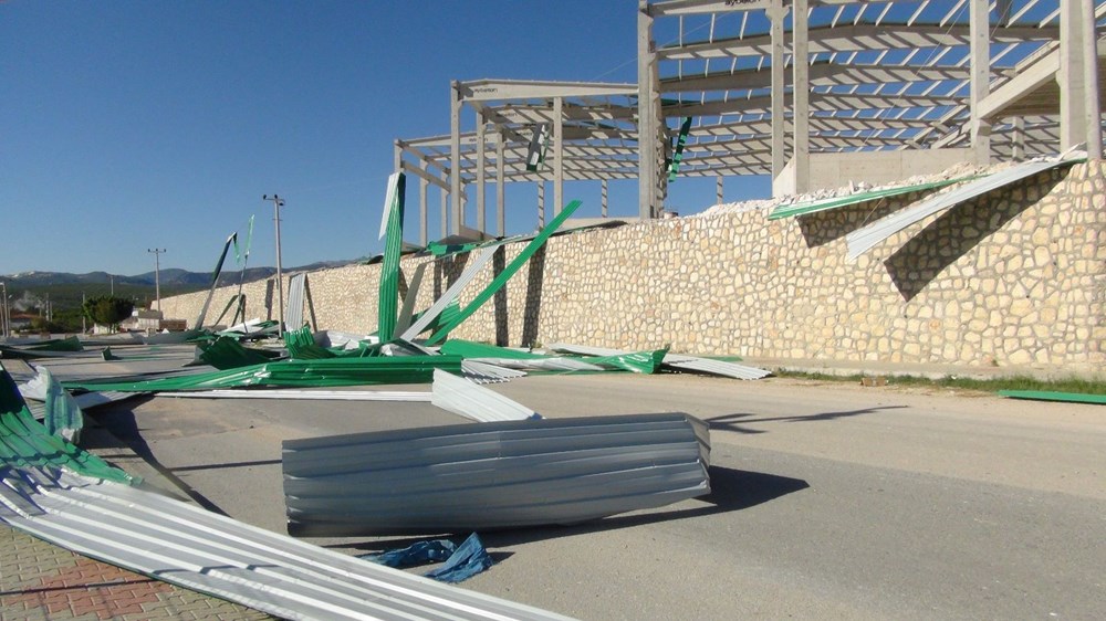 Şiddetli rüzgar, fabrika çatısını uçurdu: Yol trafiğe kapandı - 1