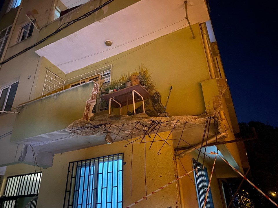 Pendik'te beş katlı binanın balkonu çöktü - 1