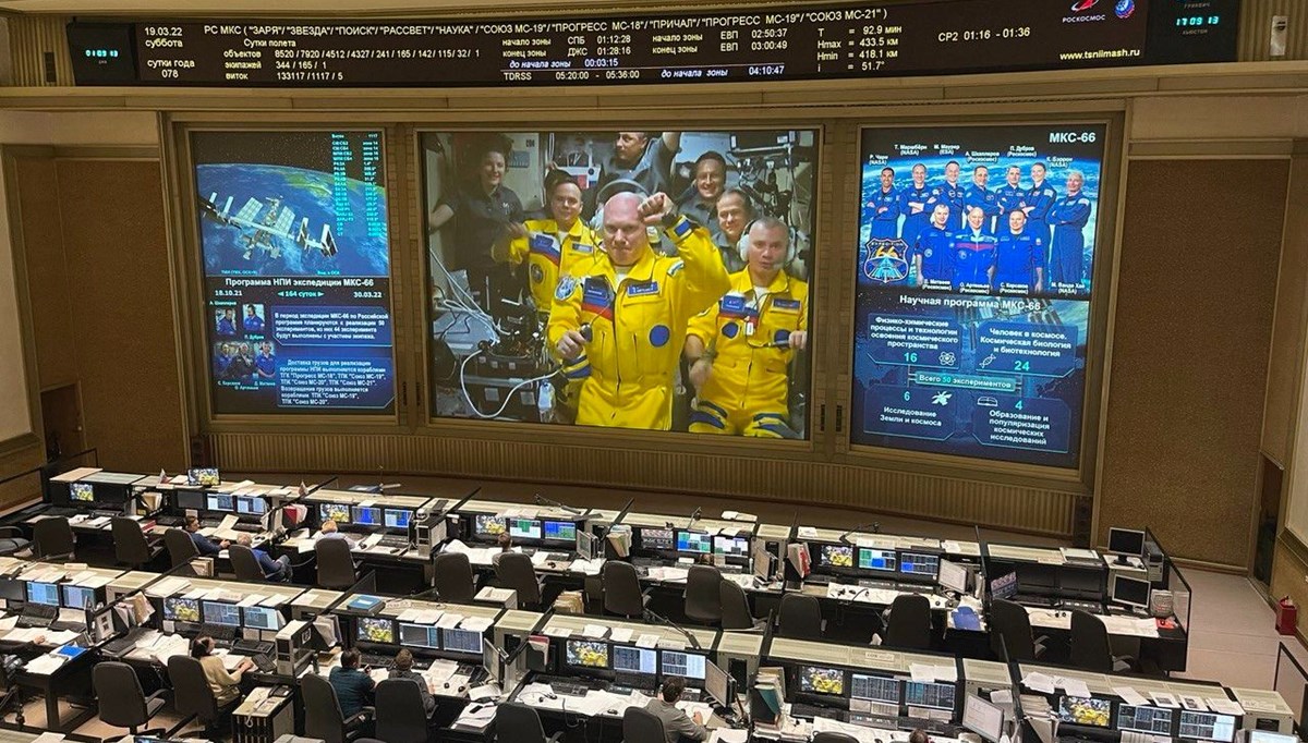 Rus kozmonotlar, Ukrayna temalı kıyafetlerle Uluslararası Uzay İstasyonu'na çıktı