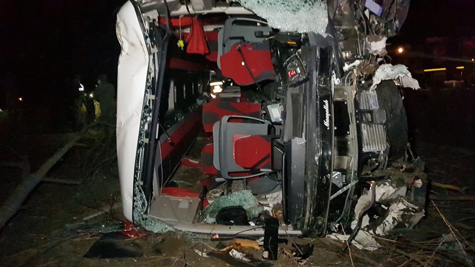 Erzincan'da yolcu otobüsü şarampole devrildi: 2 ölü, 31 yaralı - 1