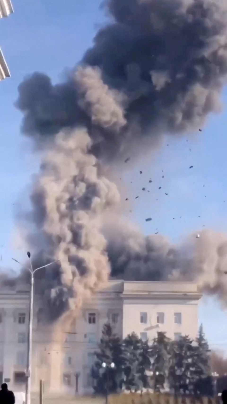 Ukrayna: Rus güçleri Herson bölgesel yönetim binasını vurdu - 1