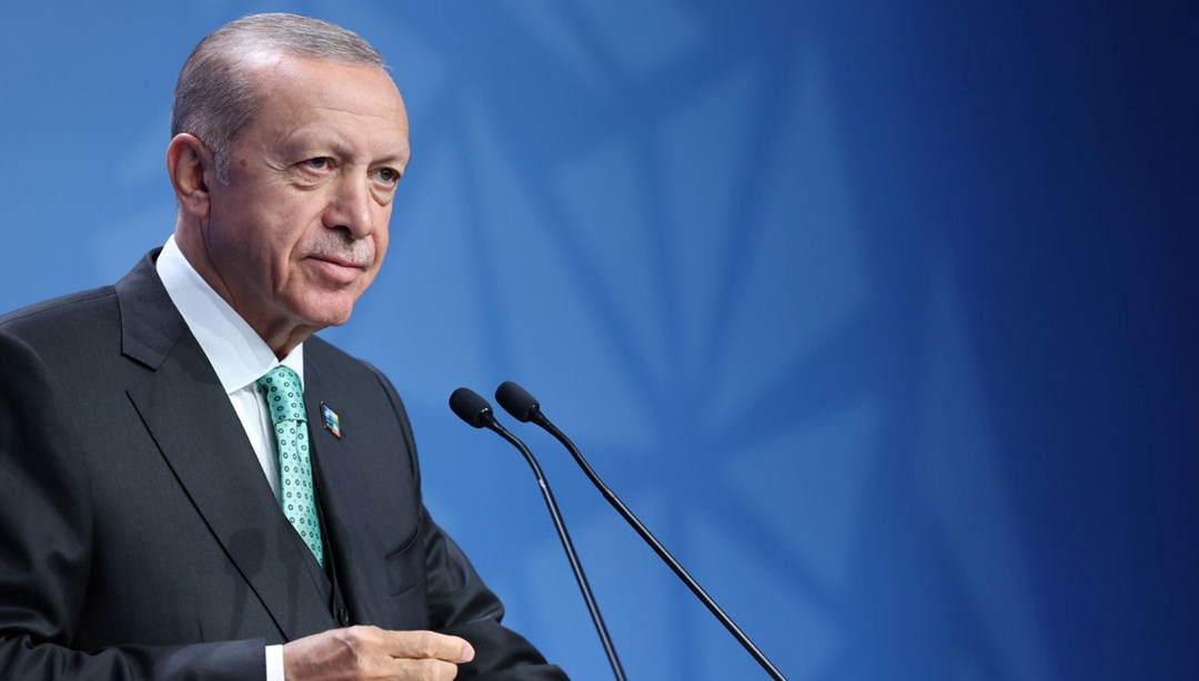 Cumhurbaşkanı Recep Tayyip Erdoğan, Litvanya’nın başkenti Vilnius’ta düzenlenen NATO zirvesinde basın toplantısı düzenledi. Erdoğan, ABD’den Türkiye’ye F-16 satışıyla ilgili umutlu olduğunu belirtti. Ayrıca İsveç’in terörle mücadelede yol haritası sunacağını ve Rusya Devlet Başkanı Vladimir Putin ile Ağustos ayında bir araya geleceğini açıkladı. Erdoğan, İsveç’in NATO üyeliğiyle ilgili soruya gülümseyerek yanıt verdi ve Türkiye’nin AB üyeliği için umutlu olduklarını söyledi. Ayrıca Erdoğan, Rusya’nın Ukrayna’da Azov komutanlarının teslimi konusundaki rahatsızlığına da değindi ve Putin ile Ağustos ayında görüşeceklerini belirtti. Erdoğan, NATO zirvesinin Türkiye için önemli kararların alınmasına vesile olduğunu ve ülkenin çıkarlarını savunmaya devam edeceklerini vurguladı.