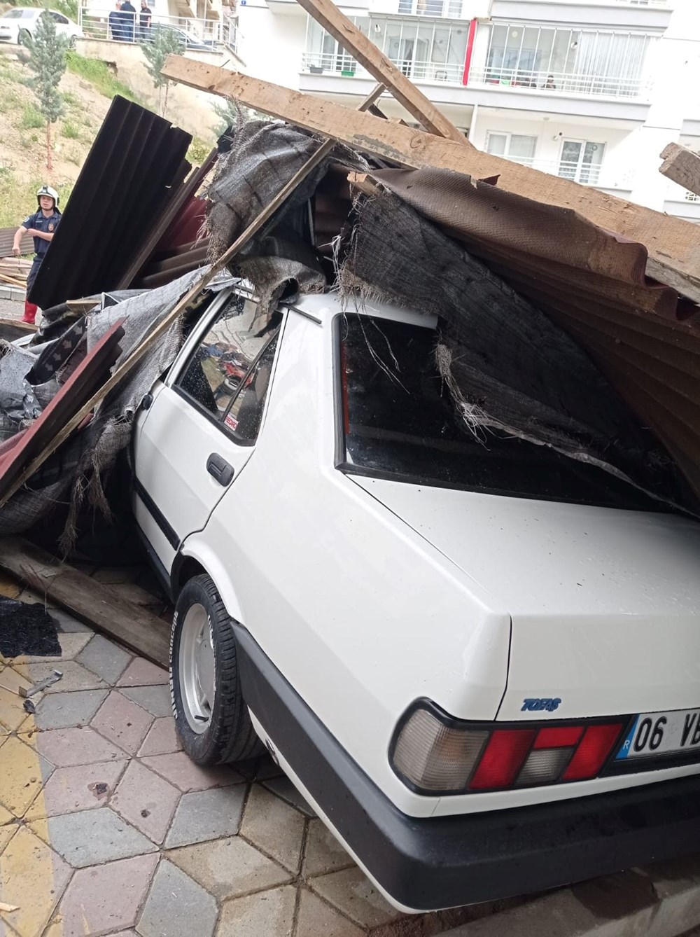 Ankara’da fırtına: Uçan çatı araçların üzerine düştü - 4