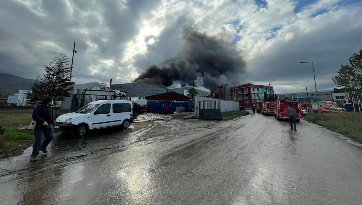 Kocaeli'de geri dönüşüm fabrikasında yangın