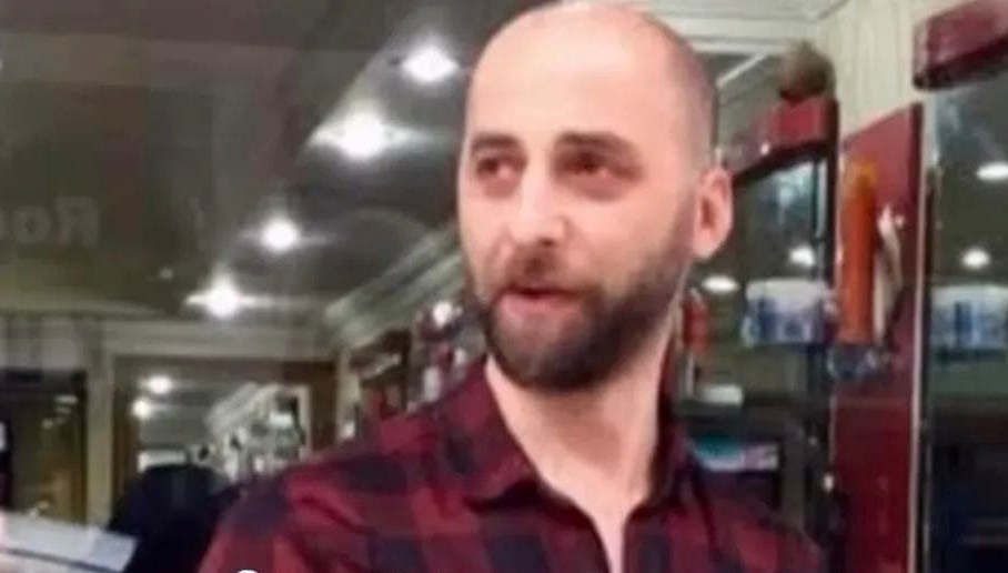 Oltası elektrik teline takıldı