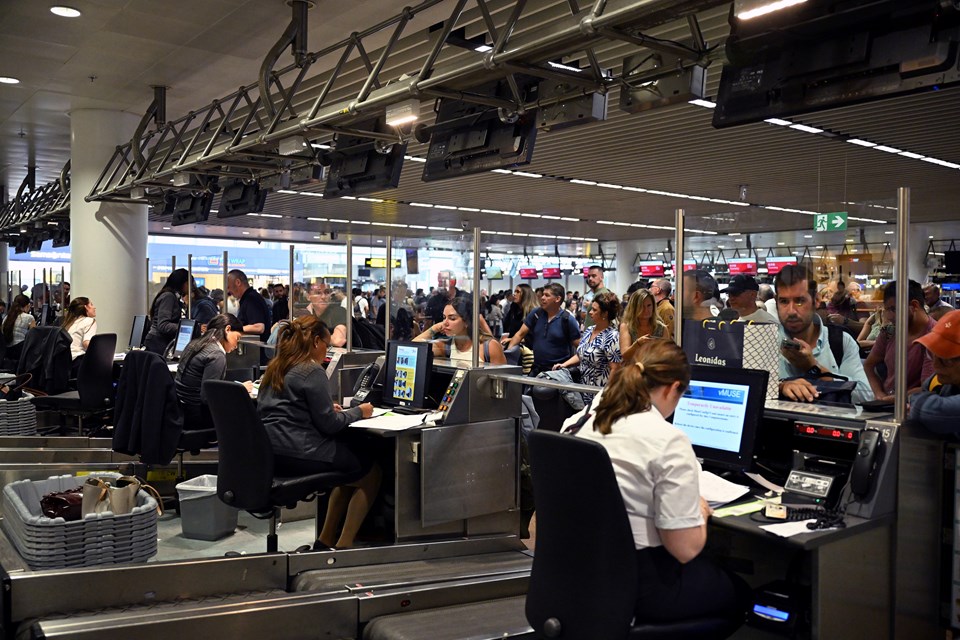 Avrupa havalimanlarında siber kaos: Brüksel, Berlin, Heathrow'da uçuşlar gecikti - 1