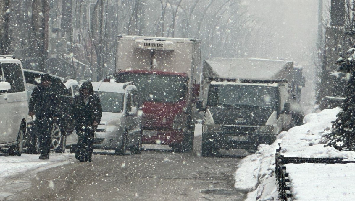 Yüksekova’da yoğun kar yağışı: Uçak seferleri iptal edildi