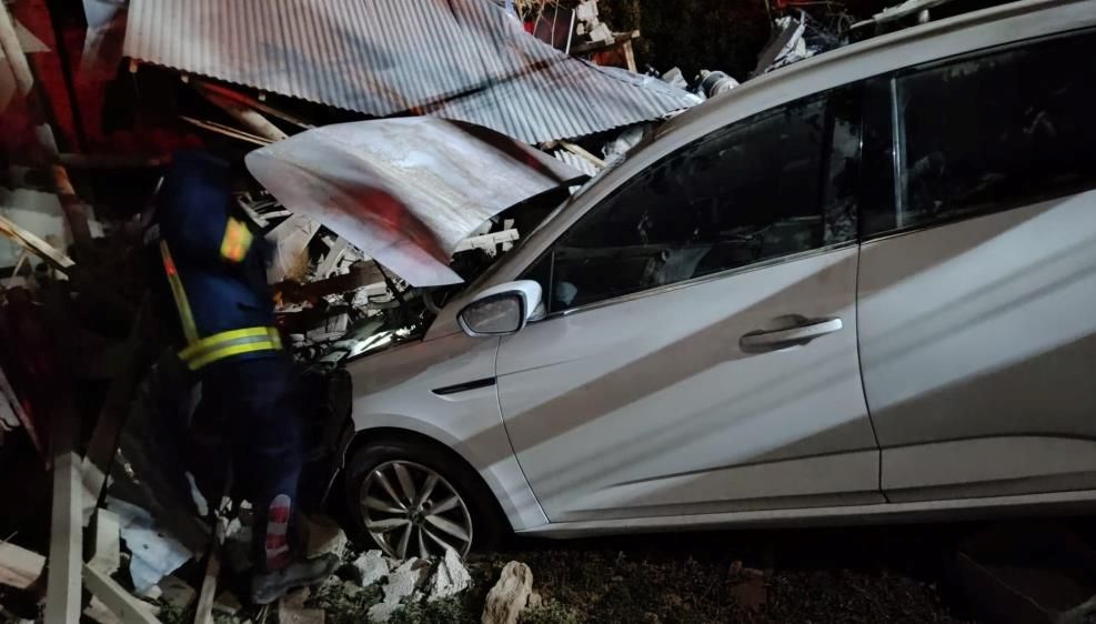 Van'da otomobi duvara çarptı