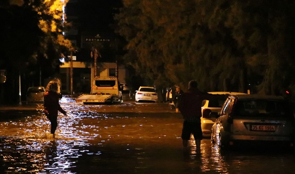 İzmir'de yağışın ardından denizin taşması sonucu araçlar su altında kaldı - 2