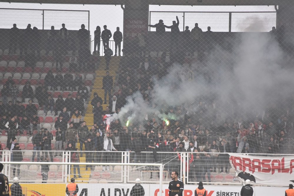 Batman Petrolspor-Şanlıurfaspor maçı saha olayları nedeniyle tatil edildi - 3
