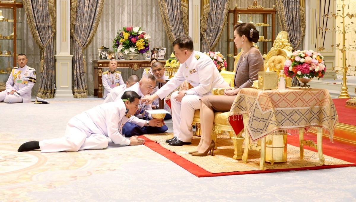 Tayland'da yeni hükümet göreve başladı