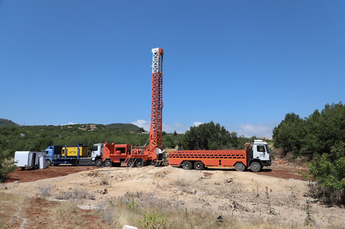 Hatay Büyükşehir Belediye ekiplerince alternatif kaynaklar bulunması için çalışmalar yapılıyor.