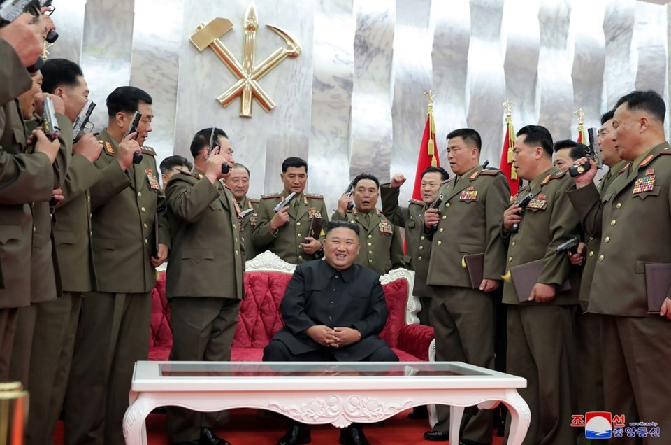Kuzey Kore lideri Kim'den komutanlara tabanca - 1