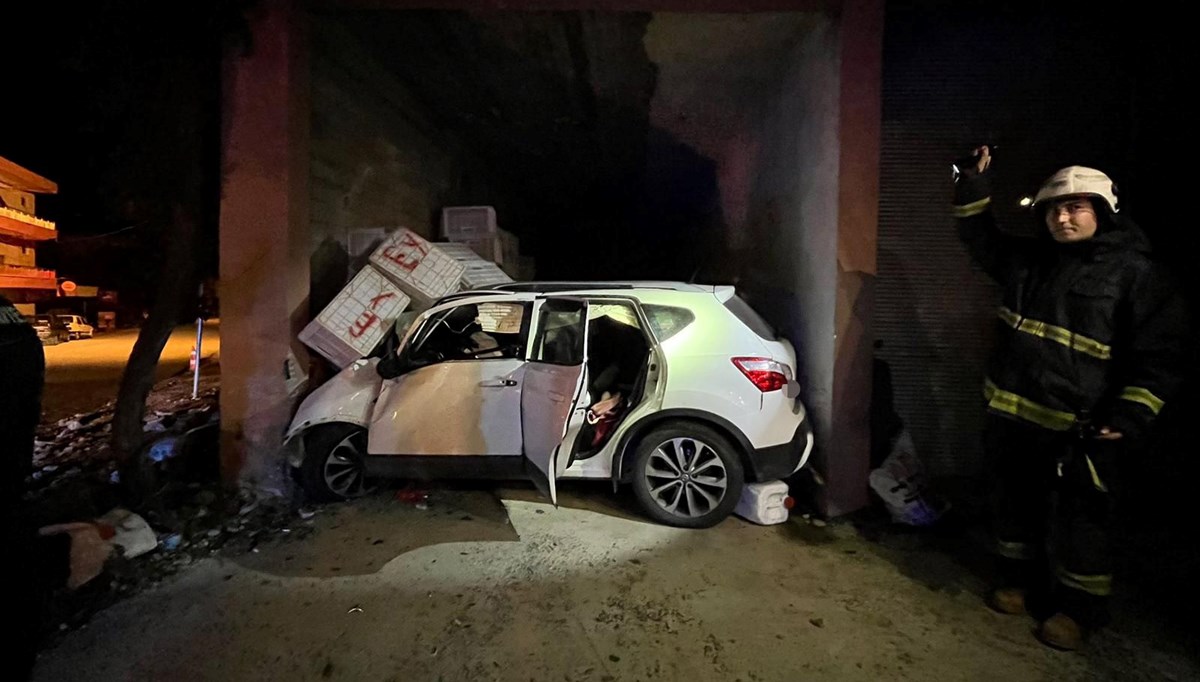 Antalya'da hızını alamayan otomobil evin deposuna daldı: 1 yaralı Antalya'da hızını alamayan otomobil evin deposuna daldı: 1 yaralı