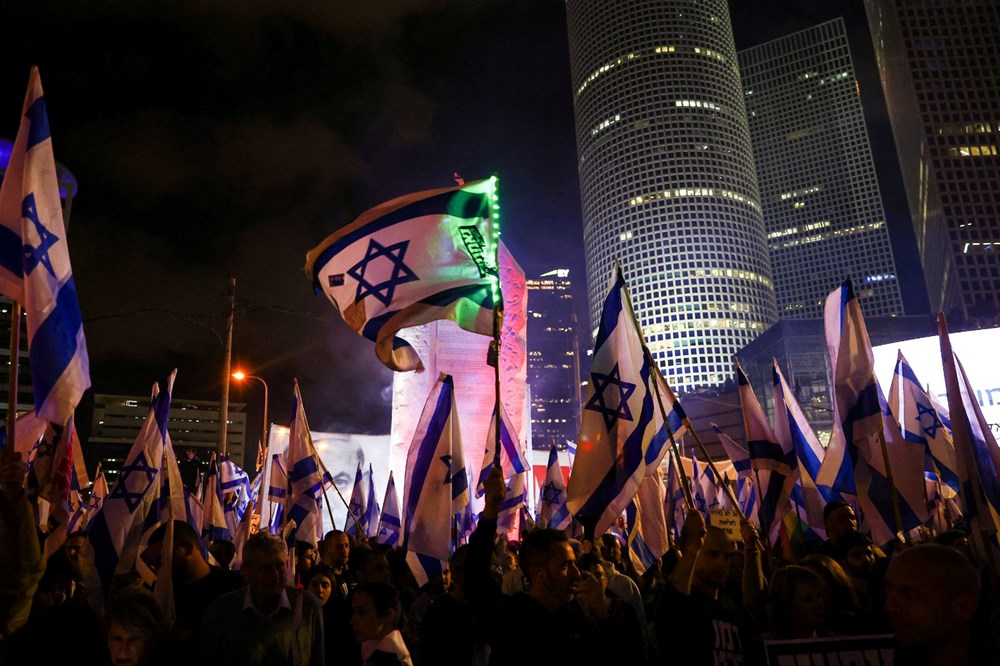 Erteleme kararı protestoları durdurmadı: On binlerce İsrailli sokakta - 4