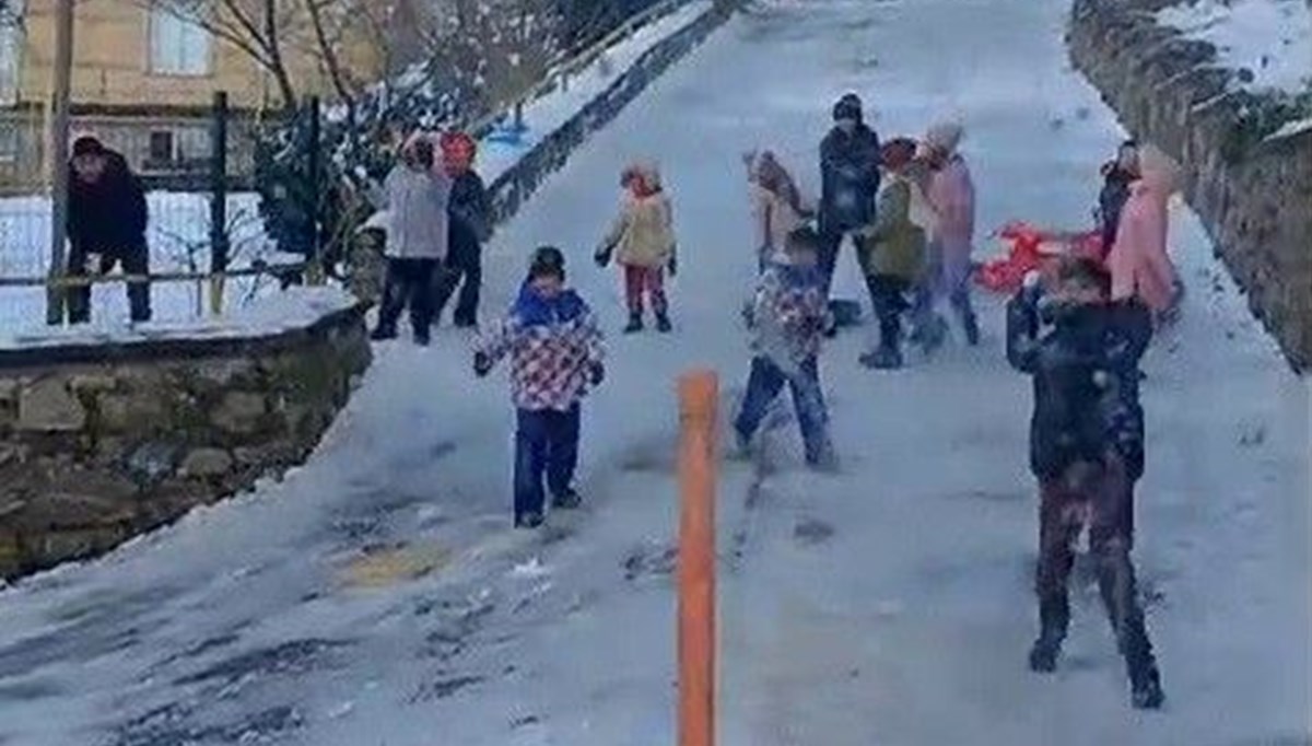 Pendik’te çocuklar karın temizlenmesini istemedi: Kar küreme aracını kar topu ile püskürttüler Pendik’te çocuklar karın temizlenmesini istemedi: Kar küreme aracını kar topu ile püskürttüler