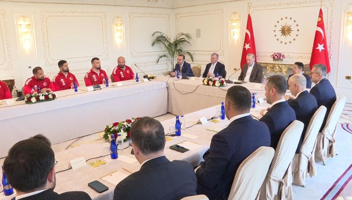 Cumhurbaşkanı Erdoğan, şampiyon güreşçileri kabul etti