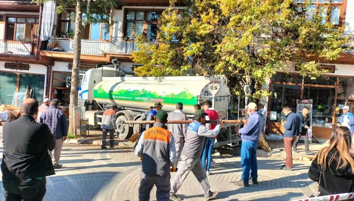 Freni boşalan tanker iş yerine girdi Freni boşalan tanker iş yerine girdi