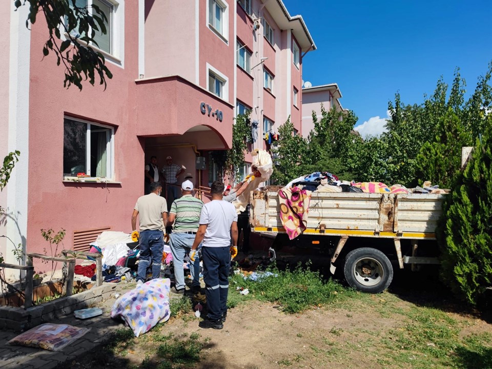 Çankırı'da bir evden 3 kamyon çöp çıkarıldı - 1