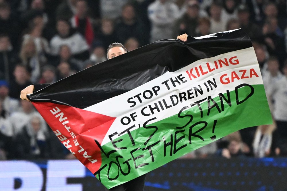 Şampiyonlar Ligi maçında sahaya inen taraftar Filistin bayrağı açtı - 3