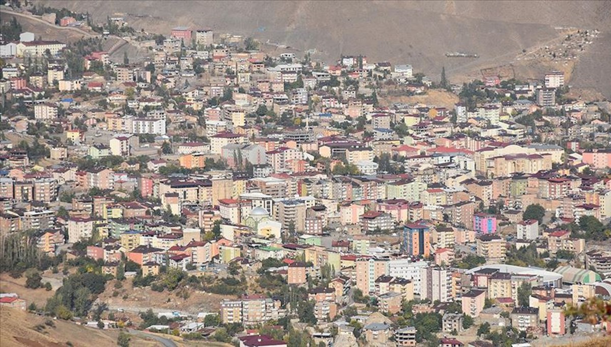 Hakkari'de şarampole devrilen traktördeki 5 kişiyi askerler kurtardı