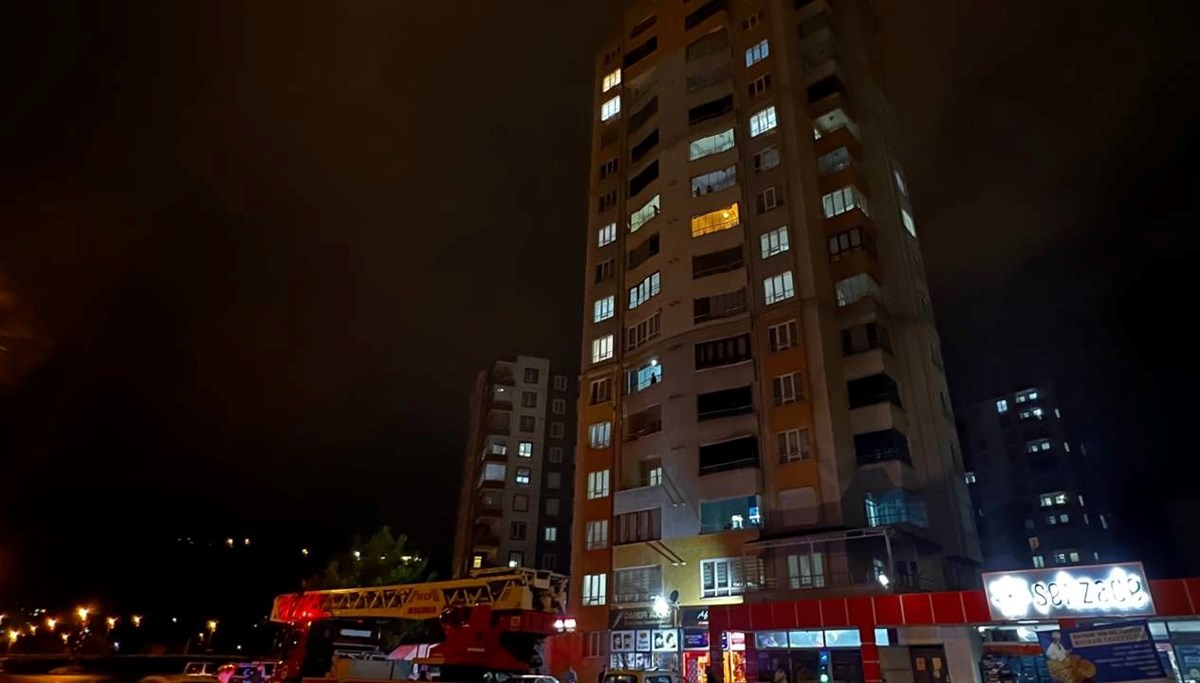 Çatıya yıldırım düştü