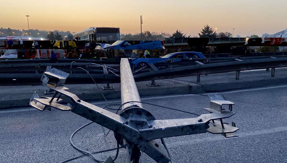 Bahçelievler'de İETT otobüsü aydınlatma direğini devirdi: Yol trafiğe kapandı Bahçelievler'de İETT otobüsü aydınlatma direğini devirdi: Yol trafiğe kapandı