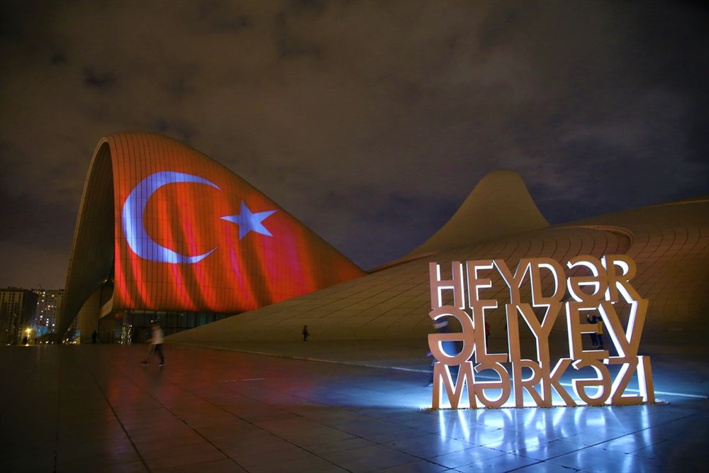 Bakü'nün ünlü yapılarına Türk bayrağı yansıtıldı - 10