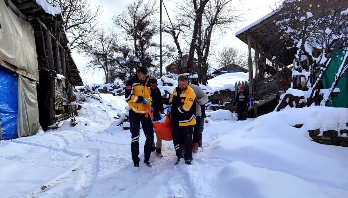 Karlı yolları aştılar, ikisi bebek 3 kişiyi hastaneye ulaştırdılar