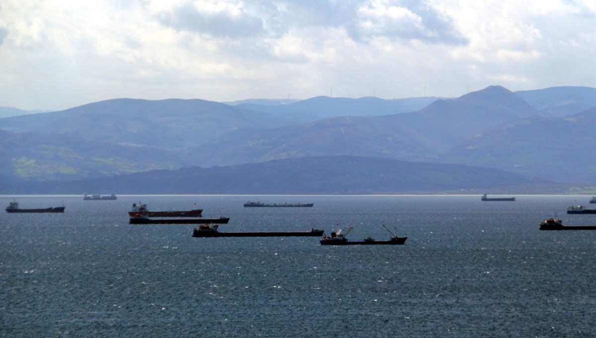 Sinop'ta fırtına: Yük gemileri doğal limana sığındı
