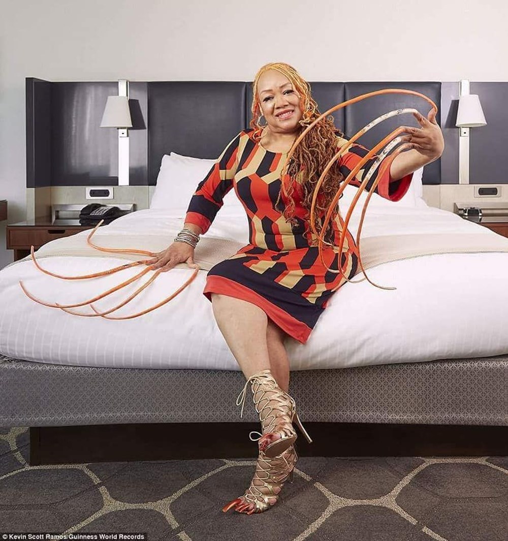 7 meters 33 centimeters: The person with the longest nails in the world cut their nails after 30 years - 3
