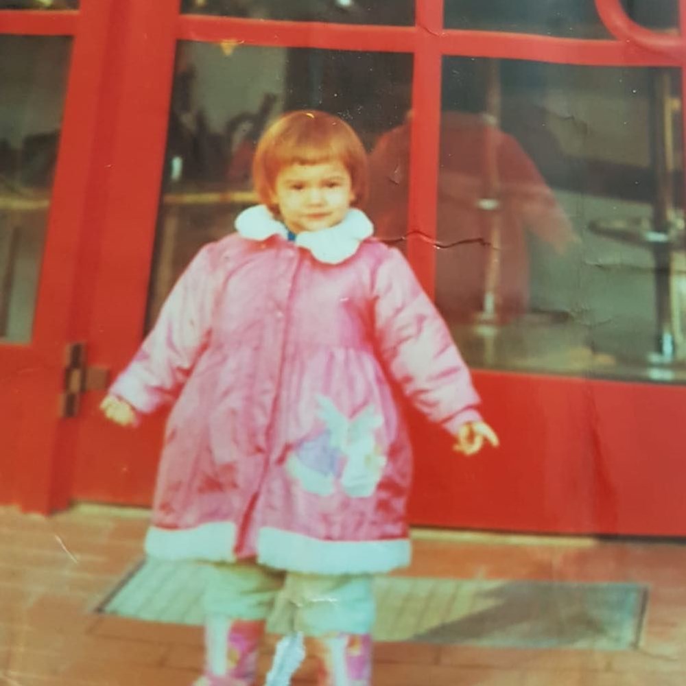 Su Burcu Yazgı Coşkun'dan nostaljik kare (Ünlülerin çocukluk ve gençlik halleri) - 486