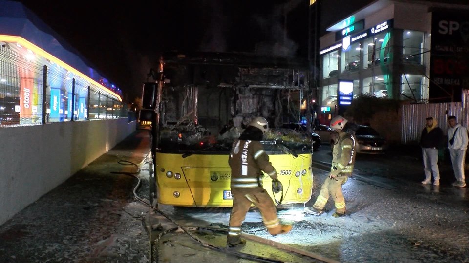 İstanbul’da park halindeki İETT otobüsü yandı - 2
