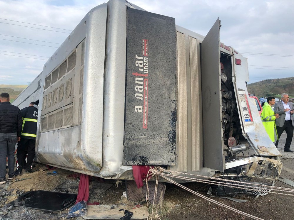 Çankırı'da işçileri taşıyan otobüs devrildi: 3'ü ağır 18 yaralı - 3